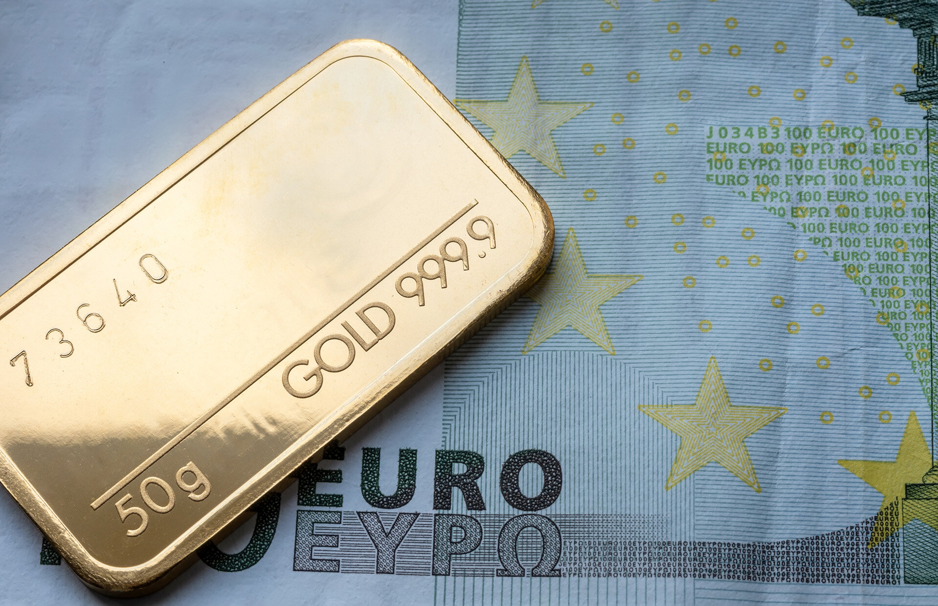 Goldankauf Neumarkt - Goldbarren auf Euroschein